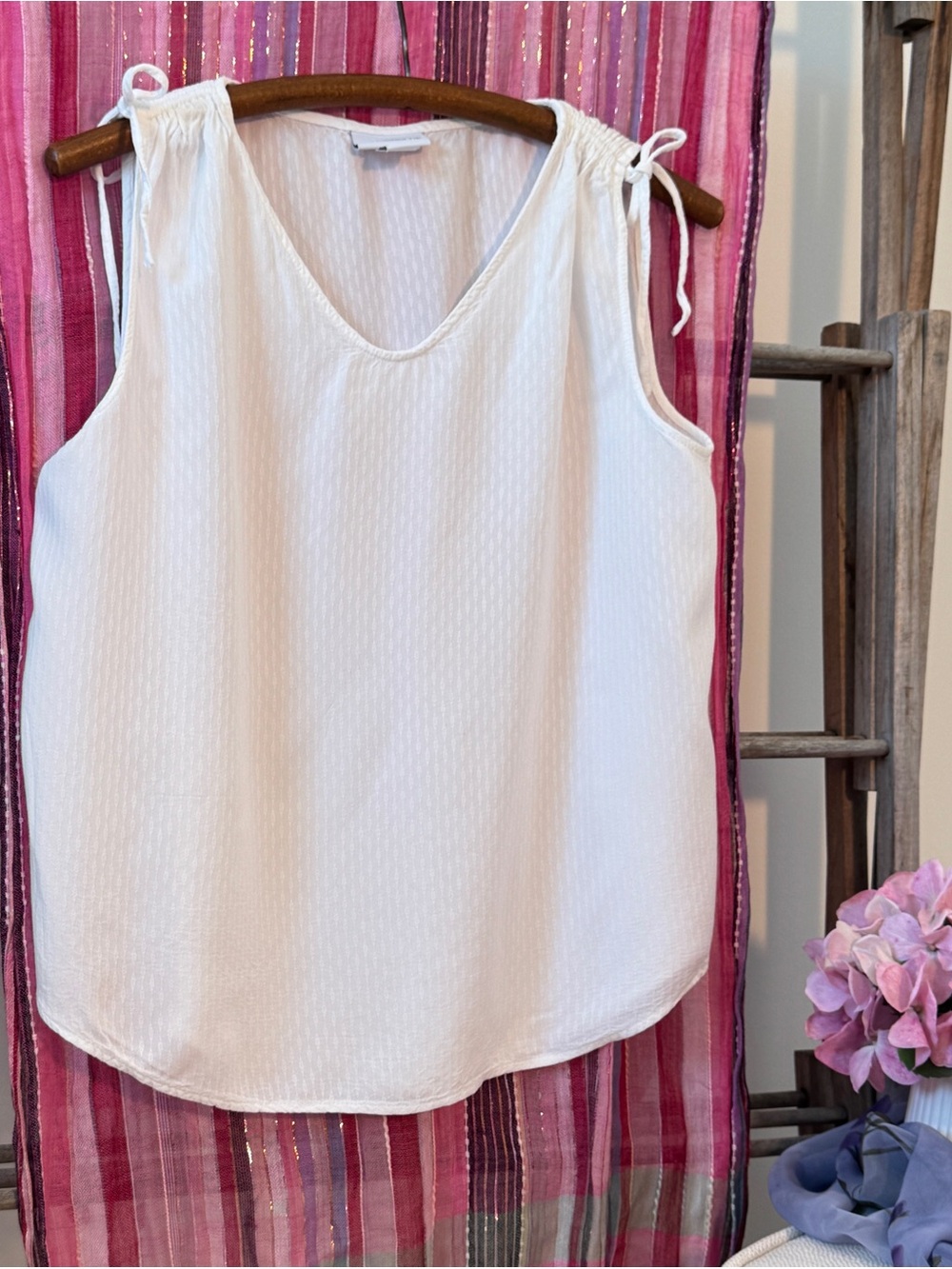 Liz Claiborne White Sleeveless V-Neck Tank with Tie Shoulders